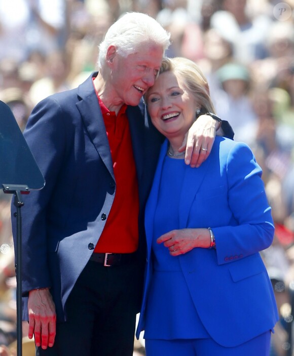 Présidentielle américaine : Hillary Clinton lance la deuxième phase de sa campagne accompagnée de son mari l'ex-président Bill Clinton à New York le 13 juin 2015.