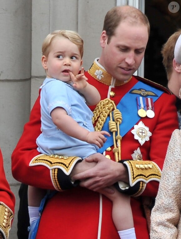 Le prince William, duc de Cambridge et le prince George de Cambridge - La famille royale d'Angleterre au balcon lors de la "Trooping the Colour Ceremony" au palais de Buckingham à Londres, le 13 juin 2015