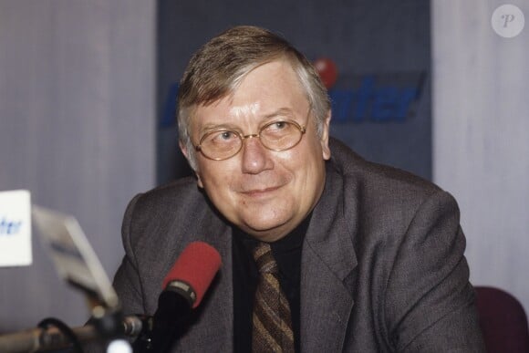 Archives - Jean Vautrin, (Jean Herman), écrivain, réalisateur dans un studio à la radio France Inter à Paris, le 14 décembre 1989.