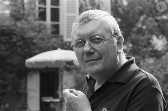 Archives - Jean Vautrin, (Jean Herman), écrivain, réalisateur, pose chez lui en France le 5 juillet 1983.