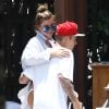 Justin Bieber et Hailey Baldwin en public au bord d'une piscine avec des amis à Miami le 15 juin 2015.