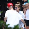 Justin Bieber et Hailey Baldwin en public au bord d'une piscine avec des amis à Miami le 15 juin 2015.