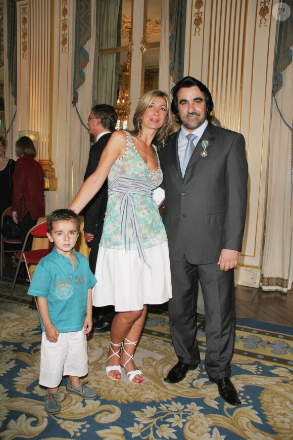 Franck Ferrari avec sa femme et son fils reçoit la légion d'honneur des mains du ministre de la culture Renaud Donnedieu de Vabres à Paris, le 13 juin 2006 