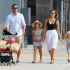 Jessica Alba, son mari Cash Warren et leurs deux filles Honor et Haven se rendent dans un parc pour profiter d'une après-midi en famille à l'occasion de la fête des pères à New York, le 21 juin 2015.