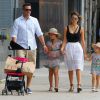 Jessica Alba, son mari Cash Warren et leurs deux filles Honor et Haven se rendent dans un parc pour profiter d'une après-midi en famille à l'occasion de la fête des pères à New York, le 21 juin 2015.