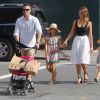 Jessica Alba, son mari Cash Warren et leurs deux filles Honor et Haven se rendent dans un parc pour profiter d'une après-midi en famille à l'occasion de la fête des pères à New York, le 21 juin 2015.