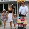 Jessica Alba, son mari Cash Warren et leurs deux filles Honor et Haven se rendent dans un parc pour profiter d'une après-midi en famille à l'occasion de la fête des pères à New York, le 21 juin 2015.
