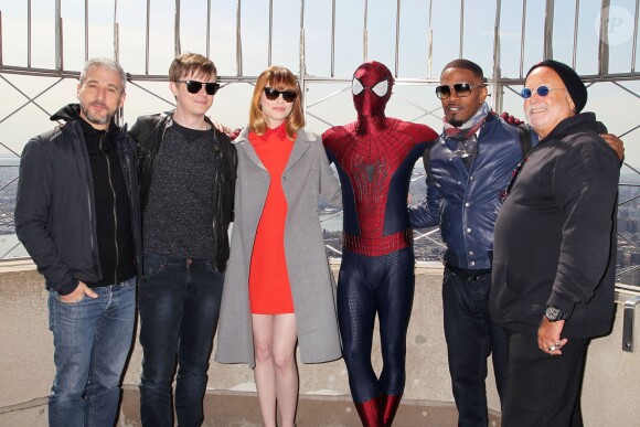 Matt Tolmach, Dane Dehaan, Emma Stone, Spider-Man, Jamie Foxx, Avi Arad à New York le 24 avril 2014.