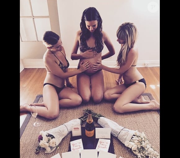 Jen George publie une photo de son amie, Odette Annable en bikini le 23 juin 2015 sur Instagram.