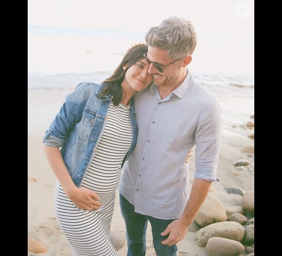 Odette Annable publie une photo de son mari, Dave Annable et elle sur Instagram le 10 mai pour annoncer sa première grossesse.