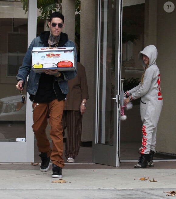 Exclusif Noah Cyrus et son frere Trace Cyrus apportent un repas de Noel a leur grand-mere a Los Angeles, le 25 decembre 2012. Noah porte un ensemble One Direction. 