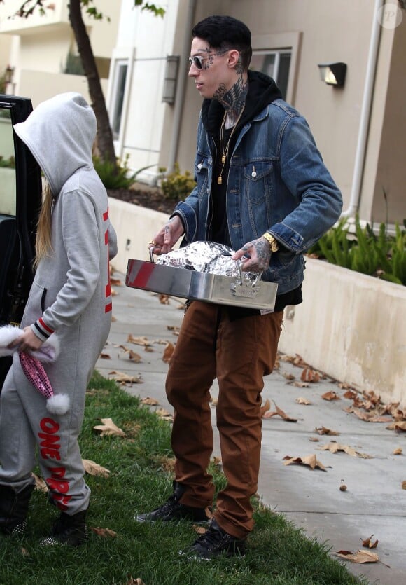 Exclusif Noah Cyrus et son frere Trace Cyrus apportent un repas de Noel a leur grand-mere a Los Angeles, le 25 decembre 2012. 