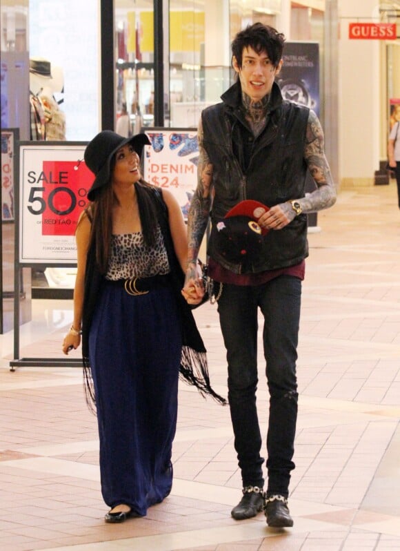 Brenda Song dans les rues de Sherman Oaks avec son fiancé Trace Cyrus, le 21 septembre 2011 