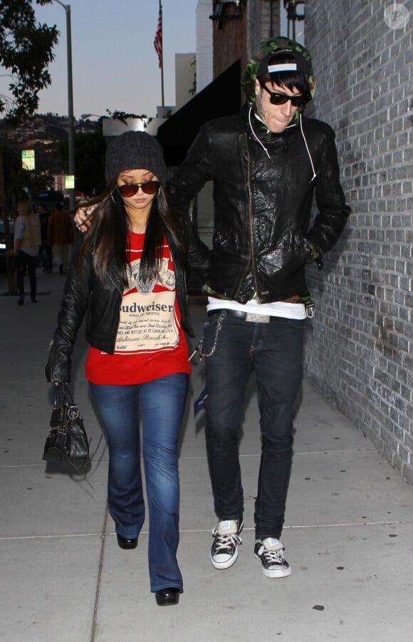 Brenda Song enceinte avec son fiancé Trace Cyrus à Beverly Hills, Los Angeles, le 3 décembre 2011