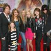 Miley Cyrus, Billy Ray Cyrus et toute leur famille à la première de Hannah Montana: Le film à Hollywood, le 2 avril 2009