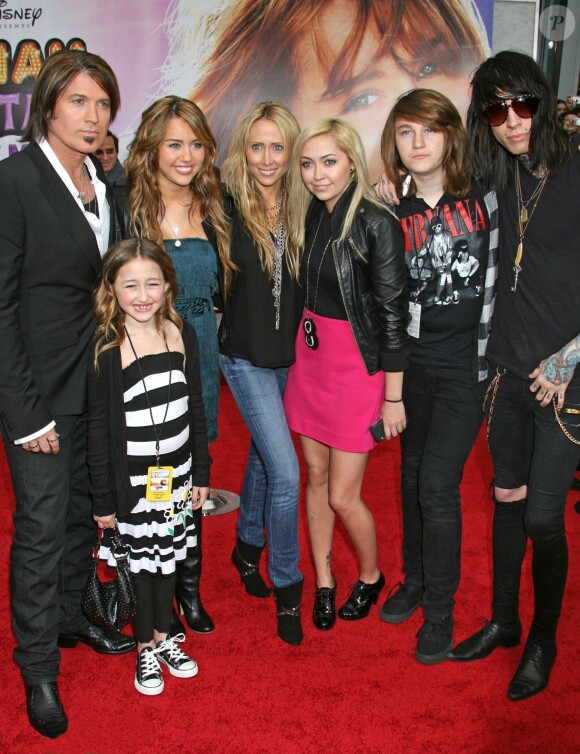 Miley Cyrus, Billy Ray Cyrus et toute leur famille à la première de Hannah Montana: Le film à Hollywood, le 2 avril 2009