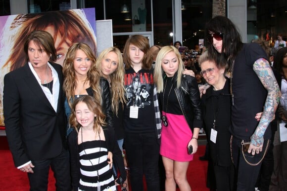 Miley Cyrus, Billy Ray Cyrus, Noah Cyrus, Braison Cyrus, Brandi Cyrus, Tish Cyrus, Trace Cyrus  lors de la première de 'Hannah Montana The Movie' le 2 avril 2009 à Hollywood 
