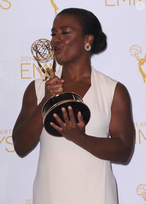 Uzo Aduba, qui incarne Crazy Eyes, pose avec son trophée lors des Emmy Awards à Los Angeles, le 16 août 2014.