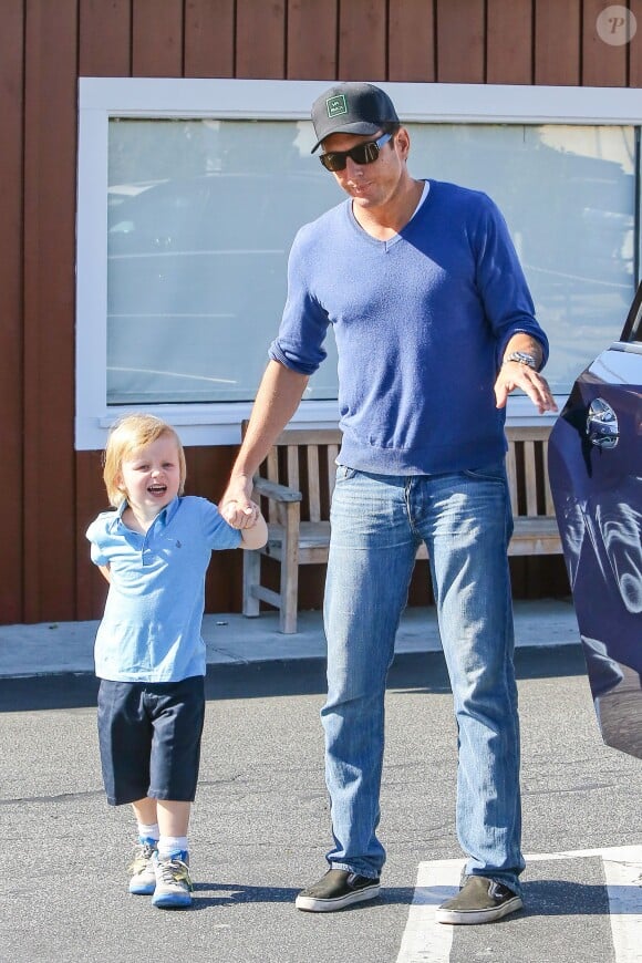 L'acteur Will Arnett se promène avec ses fils Archie et Abel, à Los Angeles, le 25 août 2013.
 