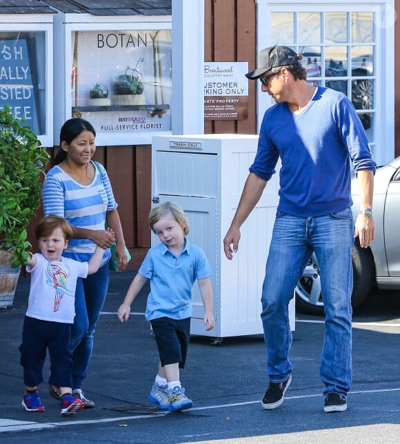 Will Arnett se promène avec ses fils Archie et Abel, à Los Angeles, le 25 août 2013.
 
 