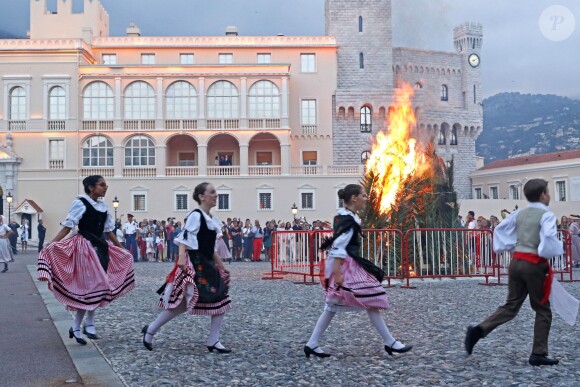 Le Prince Albert II de Monaco, sa soeur la princesse Caroline de Hanovre et son fils Andréa Casiraghi, ont assisté à la traditionnelle procession et à l'embrasement du feu de la Saint Jean sur la Place du Palais le 23 juin 2015.