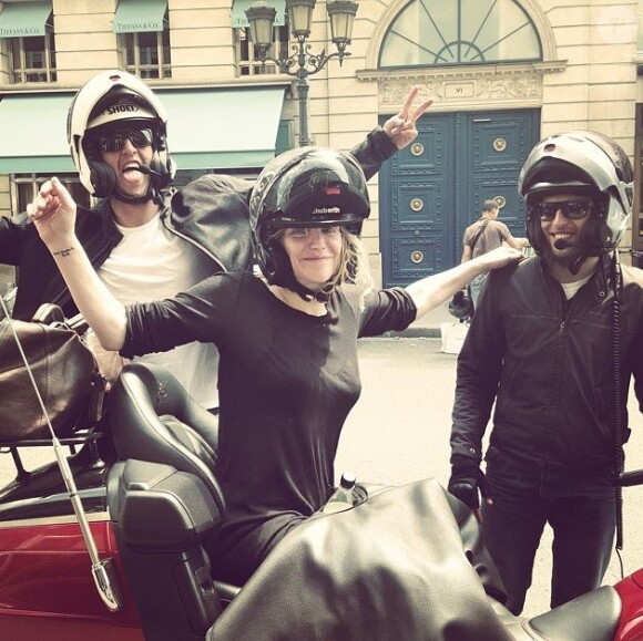 Courtney Love a été prise dans la grève des taxis à son arrivée à Paris, et, incapable de bouger en voiture, elle a finalement opté pour une moto ! Le 25 juin 2015
