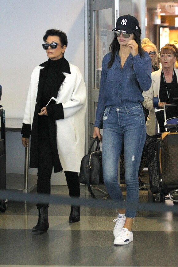 Kris et Kendall Jenner arrivent à l'aéroport JFK à New York. Le 3 mai 2015.