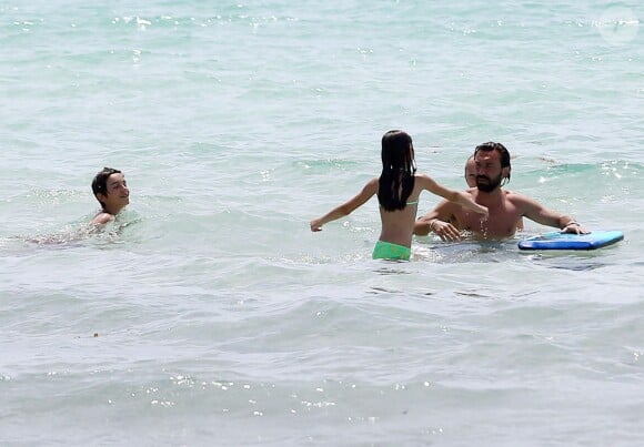 Andrea Pirlo avec ses enfants Niccolo et Angela et sa belle Valentina à Miami le 25 juin 2015