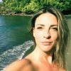 Eve Angeli sublime au bord de la mer.