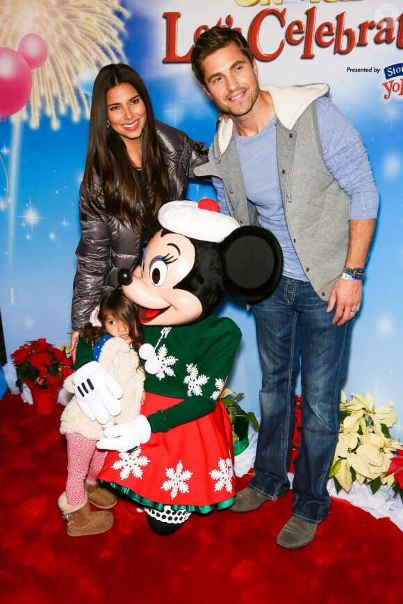 Roselyn Sanchez et Eric Winter avec leur fille Sebella Rose à la soirée "Disney on Ice Let's Celebrate!" à Los Angeles, le 11 décembre 2014