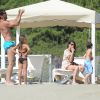 Gianluigi Buffon, ses enfants Louis Thomas et David Lee et sa belle Ilaria D'Amico sur la plage de Forte Dei Marmi en Italie le 25 juin 2015