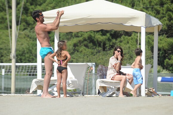 Gianluigi Buffon, ses enfants Louis Thomas et David Lee et sa belle Ilaria D'Amico sur la plage de Forte Dei Marmi en Italie le 25 juin 2015