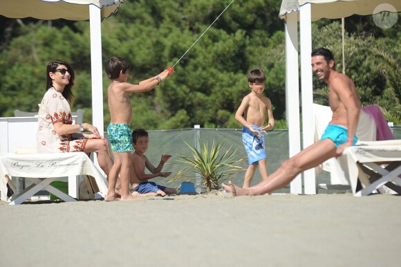 Gianluigi Buffon, ses enfants Louis Thomas et David Lee et sa belle Ilaria D'Amico sur la plage de Forte Dei Marmi en Italie le 25 juin 2015