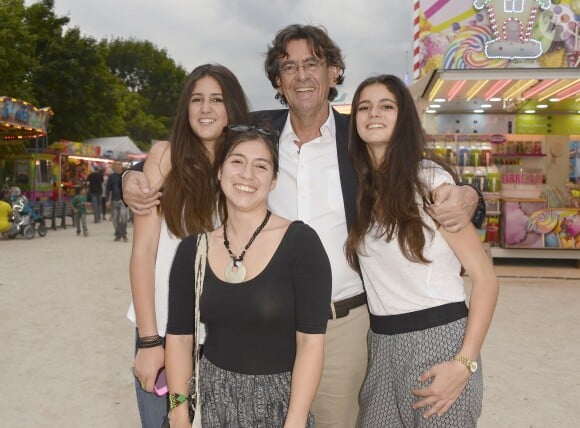 Luc Ferry et ses filles Gabrielle, Louise et Clara - Inauguration de la Fête des Tuileries à Paris le 26 juin 2015.