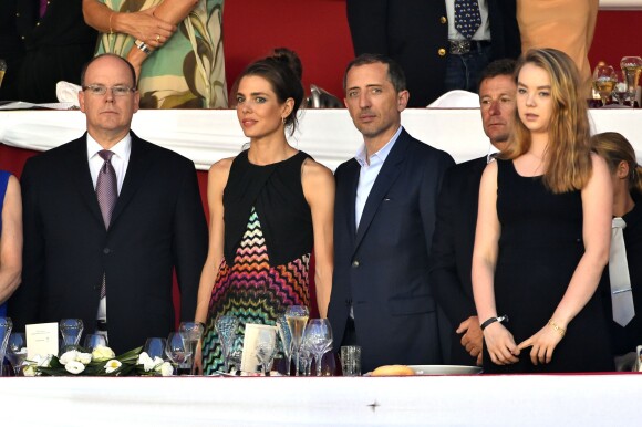 Le prince Albert II de Monaco, Charlotte Casiraghi, Gad Elmaleh, Thierry Rozier, l'entraîneur de Charlotte et la princesse Alexandra de Hanovre lors de la soirée de clôture du Jumping de Monte-Carlo, à Monaco le 27 juin 2015