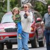Exclusif - Kate Hudson et son fils Bingham sont allés visiter le nouveau domicile de Reese Witherspoon à Brentwood. Jim Toth, le mari de Reese, les accueille sur le palier de la porte. Le 22 mai 2015 
