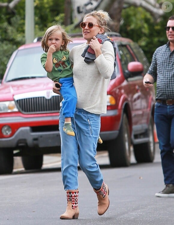 Exclusif - Kate Hudson et son fils Bingham sont allés visiter le nouveau domicile de Reese Witherspoon à Brentwood. Jim Toth, le mari de Reese, les accueille sur le palier de la porte. Le 22 mai 2015 