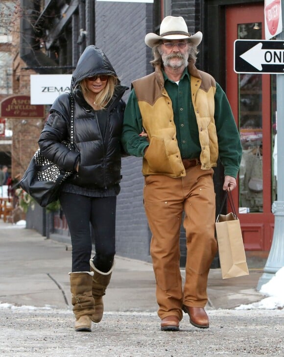 Kurt Russell et sa femme Goldie Hawn font du shopping à Aspen, le 18 décembre 2014. 