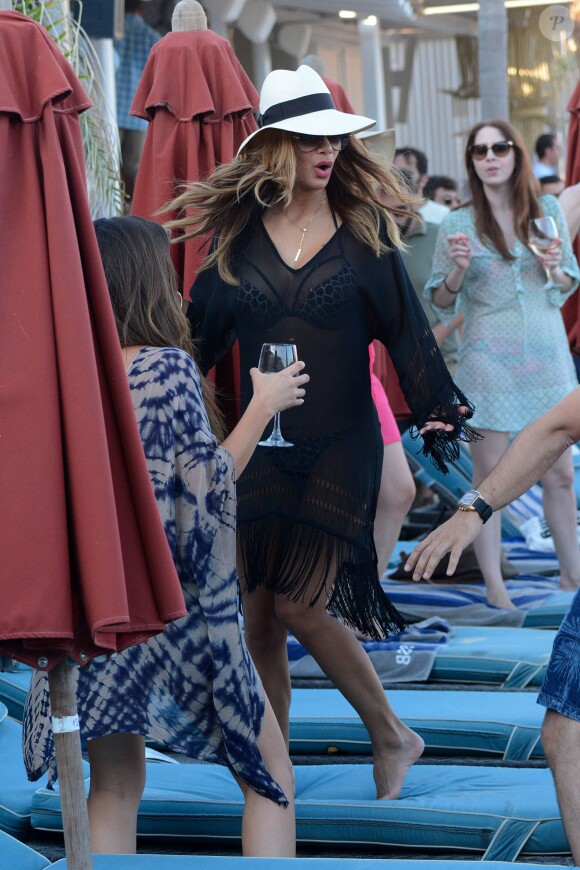 Nicole Scherzinger, sexy et déchaînée à la veille de son anniversaire, profite d'un après-midi ensoleillé sur l'île de Mykonos. Le 28 juin 2015.