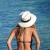 Nicole Scherzinger, irrésistible en bikini, se baigne sur l'île de Mykonos. Le 28 juin 2015.