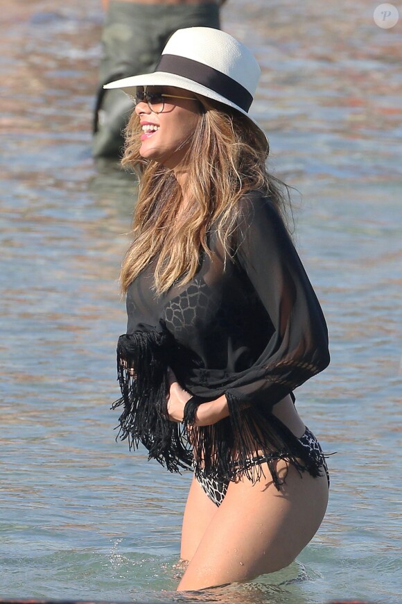 Nicole Scherzinger, sexy et déchaînée à la veille de son anniversaire, profite d'un après-midi ensoleillé sur l'île de Mykonos. Le 28 juin 2015.
