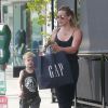 Hilary Duff se promène avec son fils Luca dans les rues de Beverly Hills, le 29 juin 2015