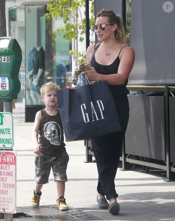 Hilary Duff se promène avec son fils Luca dans les rues de Beverly Hills, le 29 juin 2015