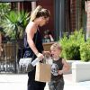 Hilary Duff se promène avec son fils Luca dans les rues de Beverly Hills, le 29 juin 2015 