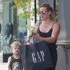 Hilary Duff se promène avec son fils Luca dans les rues de Beverly Hills, le 29 juin 2015 