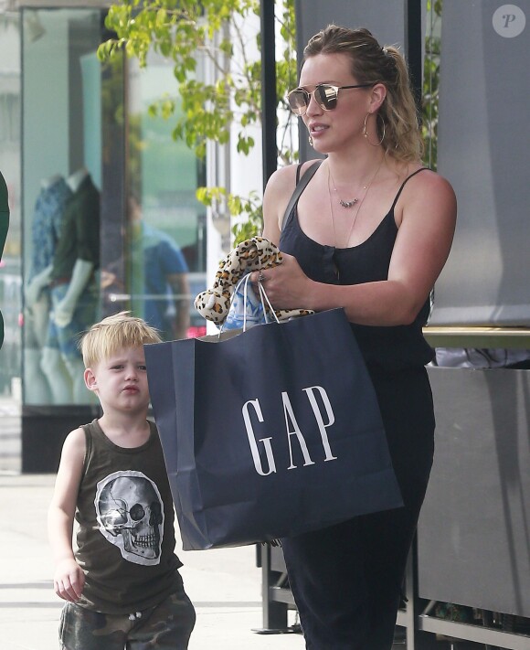 Hilary Duff se promène avec son fils Luca dans les rues de Beverly Hills, le 29 juin 2015 