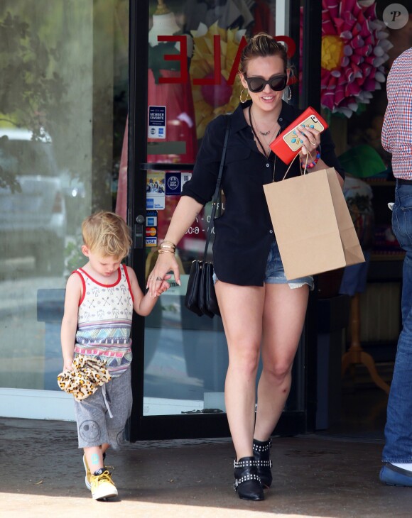 Hilary Duff et son fils Luca passent l'après-midi au Beverly Glen Market le 26 juin 2015
