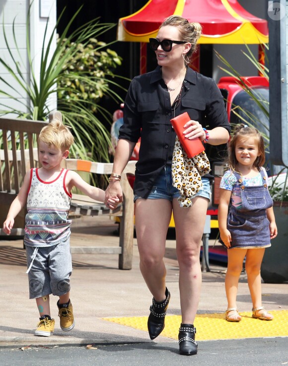 Hilary Duff et son fils Luca passent l'après-midi au Beverly Glen Market le 26 juin 2015. 