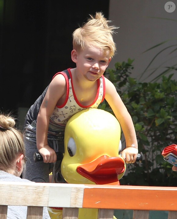 Hilary Duff et son fils Luca passent l'après-midi au Beverly Glen Market le 26 juin 2015. 