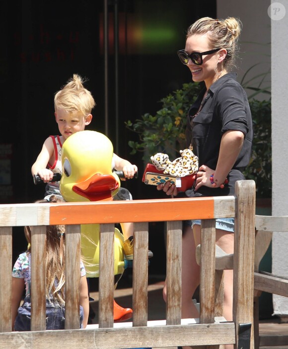 Hilary Duff et son fils Luca passent l'après-midi au Beverly Glen Market le 26 juin 2015.